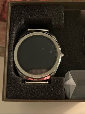 !it jeans Silver Round Smartwatch with Black Display